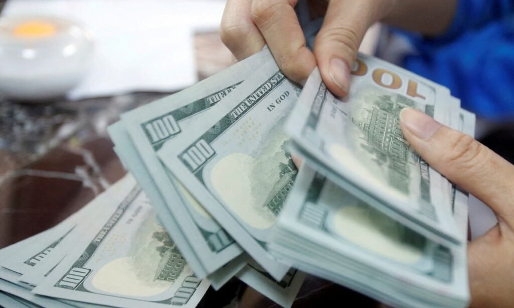 Dólar atinge pico de duas semanas com recuo do petróleo