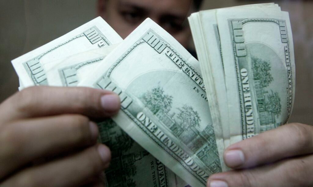 Dólar encerra julho com queda de quase 2% apesar de leve alta no último dia