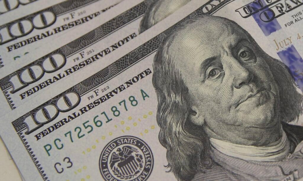 Dólar se aproxima de R$ 5,10 com tarifas dos EUA e cenário global de cautela