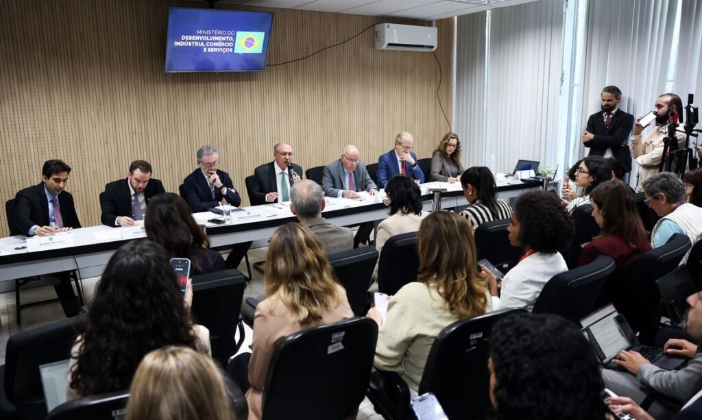 Governo brasileiro retoma plano de apoio a setores exportadores após novo tarifaço dos EUA