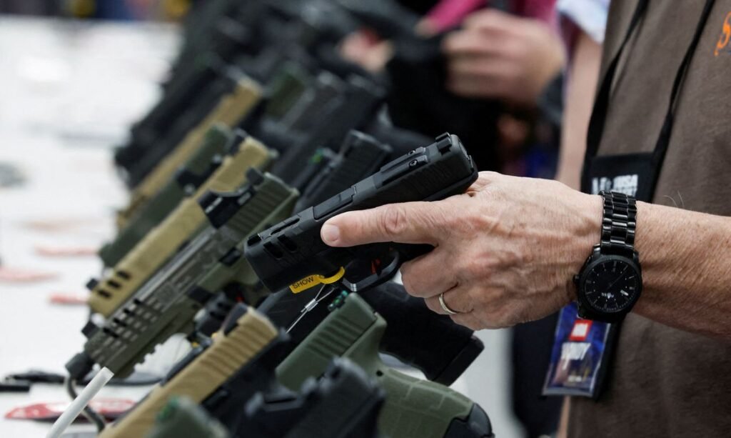 Flexibilização de armas nos EUA pode impulsionar facções criminosas no Brasil, alertam especialistas