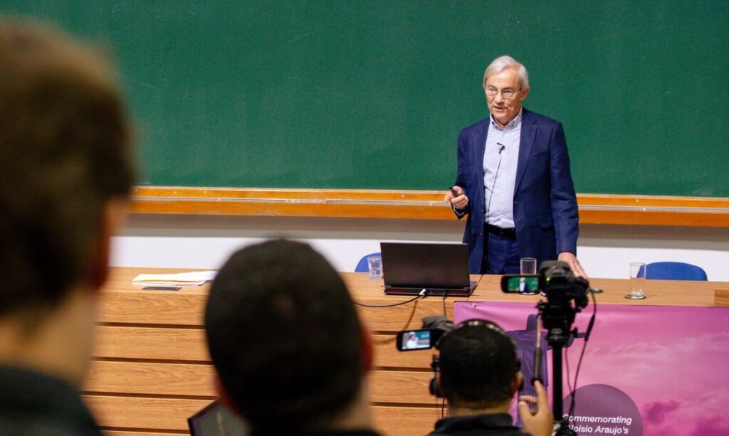 Inteligência Artificial: Nobel de Economia pondera impacto real no mercado de trabalho