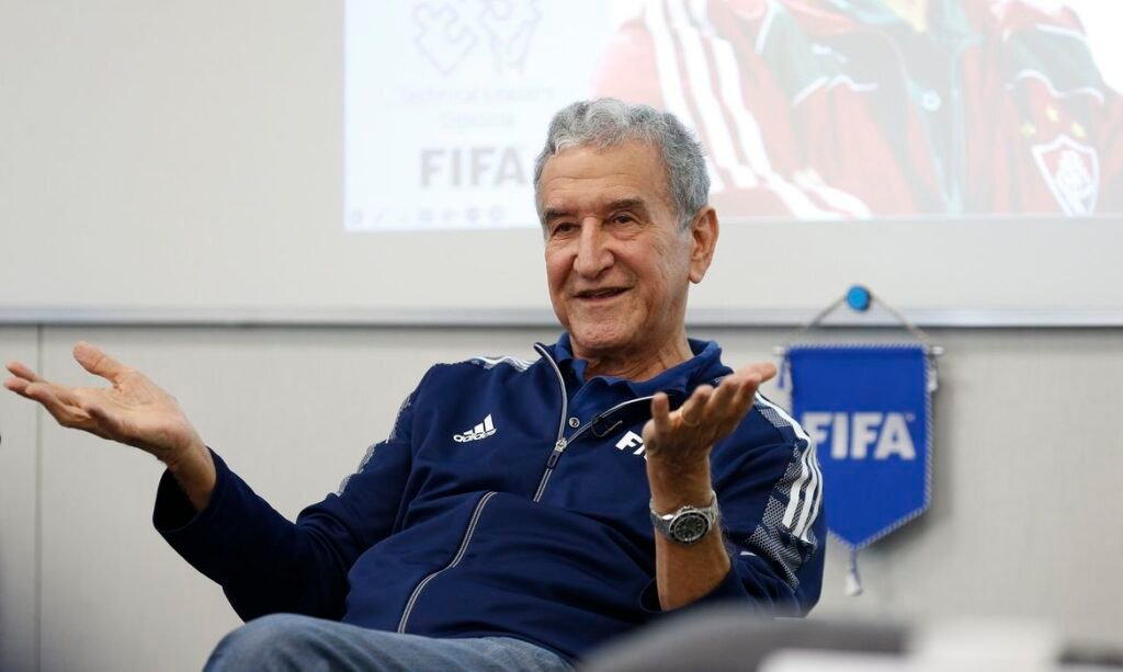 Ex-técnico Carlos Alberto Parreira apresenta melhora e pode deixar a UTI