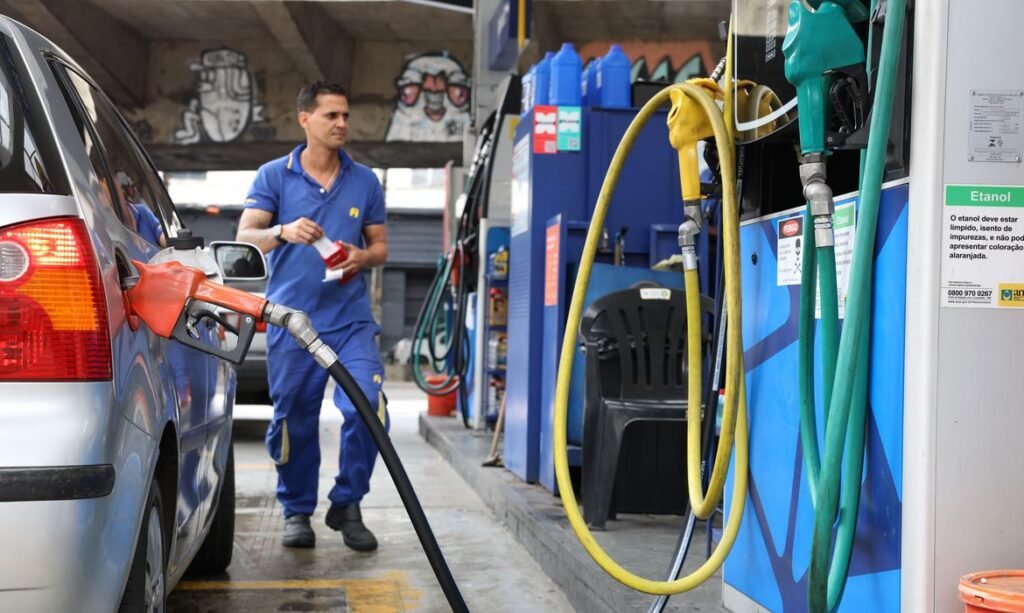 Governo estende subsídio da gasolina por 30 dias em cenário de conflitos globais