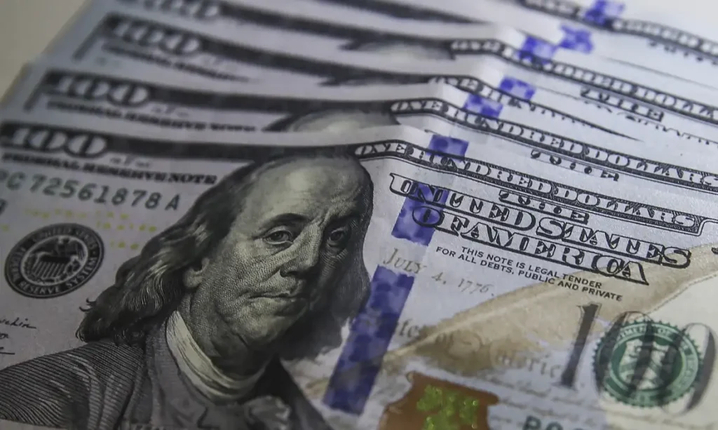 Mercado reage: dólar cai a R$ 5,10 após Federal Reserve manter juros nos EUA