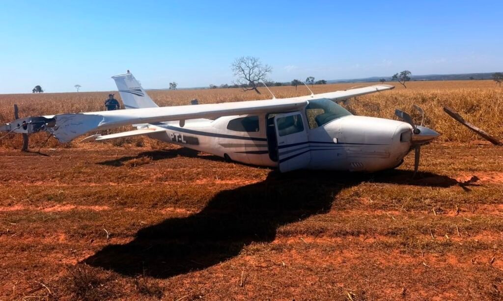 Tiro da FAB força pouso de avião suspeito da Bolívia no MS
