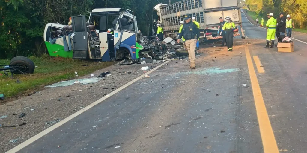 Acidente no Paraná: equipes removem corpos de 23 vítimas da Br-373