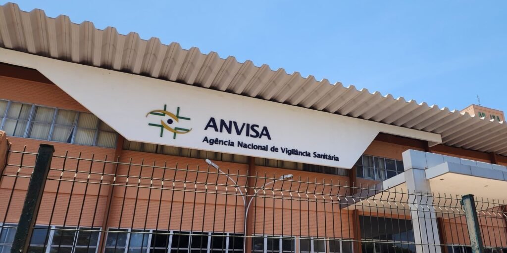 Anvisa proíbe fabricação e venda de cosméticos sem registro, alertando para riscos à saúde pública