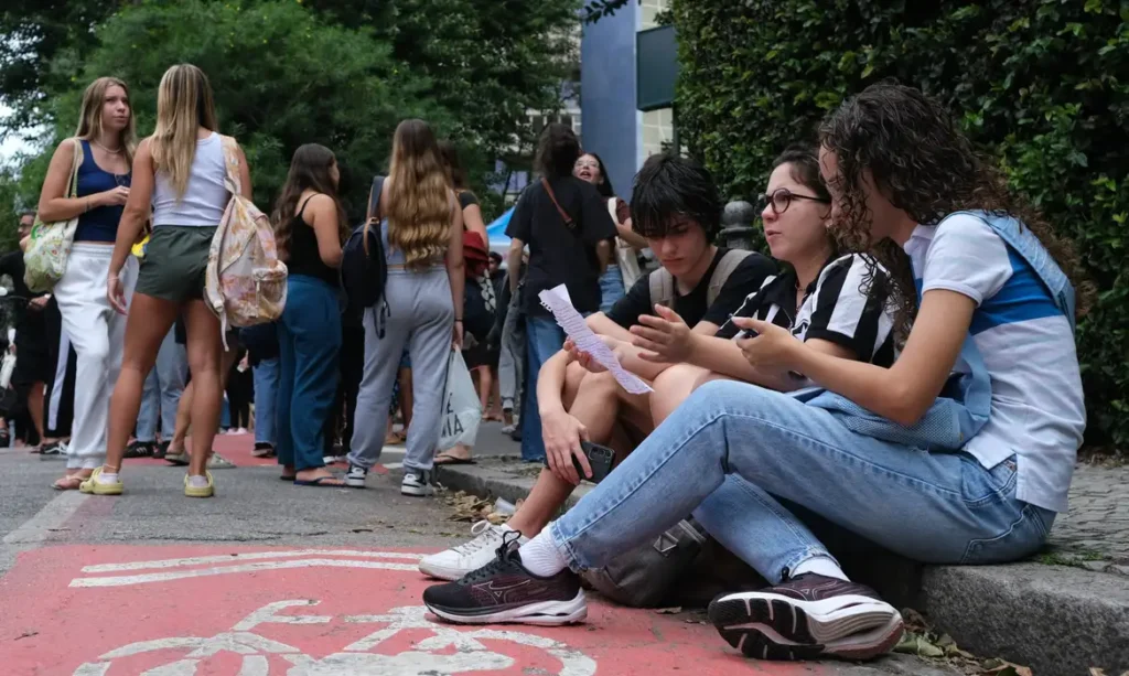 Avaliação Saeb 2025 revela recuperação no Brasil, mas desafios persistem na aprendizagem