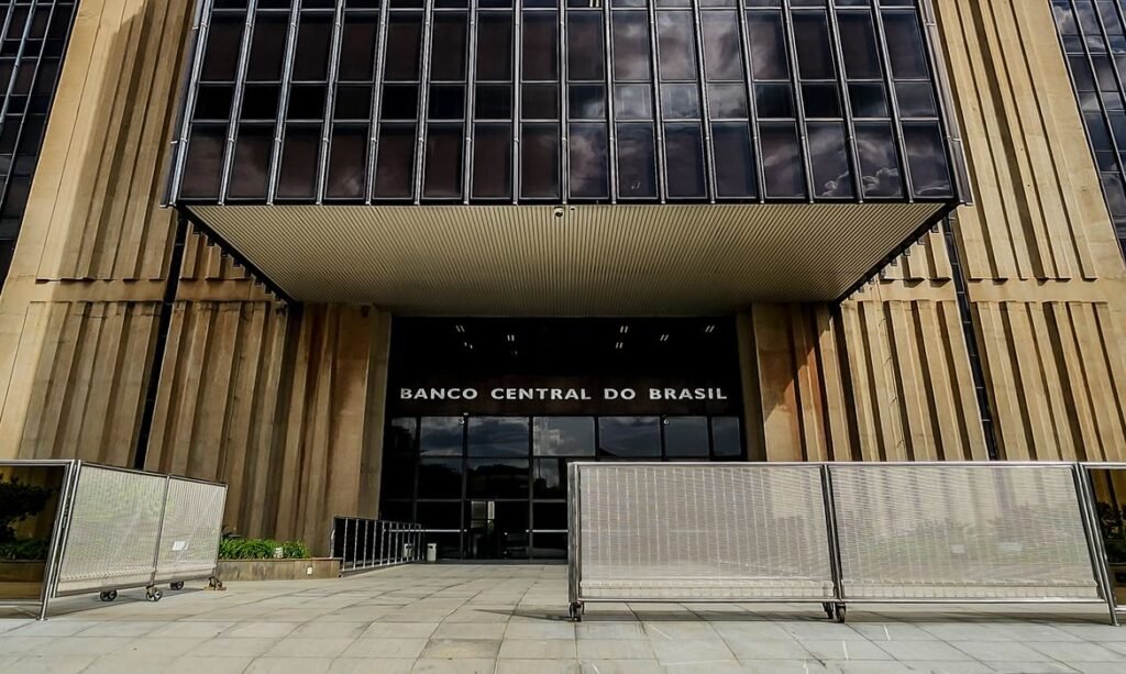 Banco Central sinaliza desaceleração da inflação, mas alerta para persistência de riscos