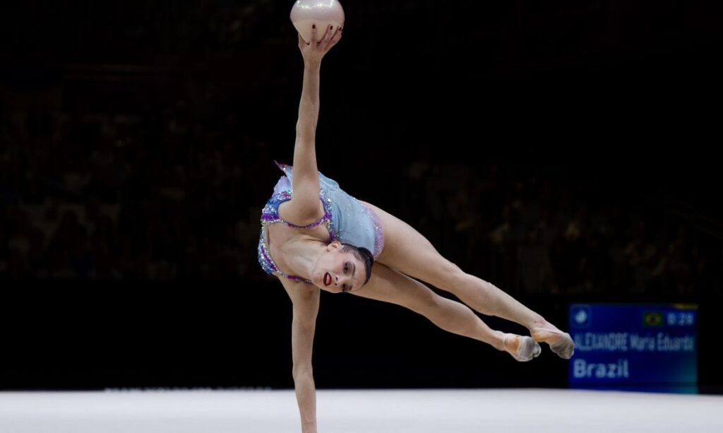 Bárbara Domingos e Maria Eduarda Alexandre iniciam jornada no Mundial de Ginástica Rítmica