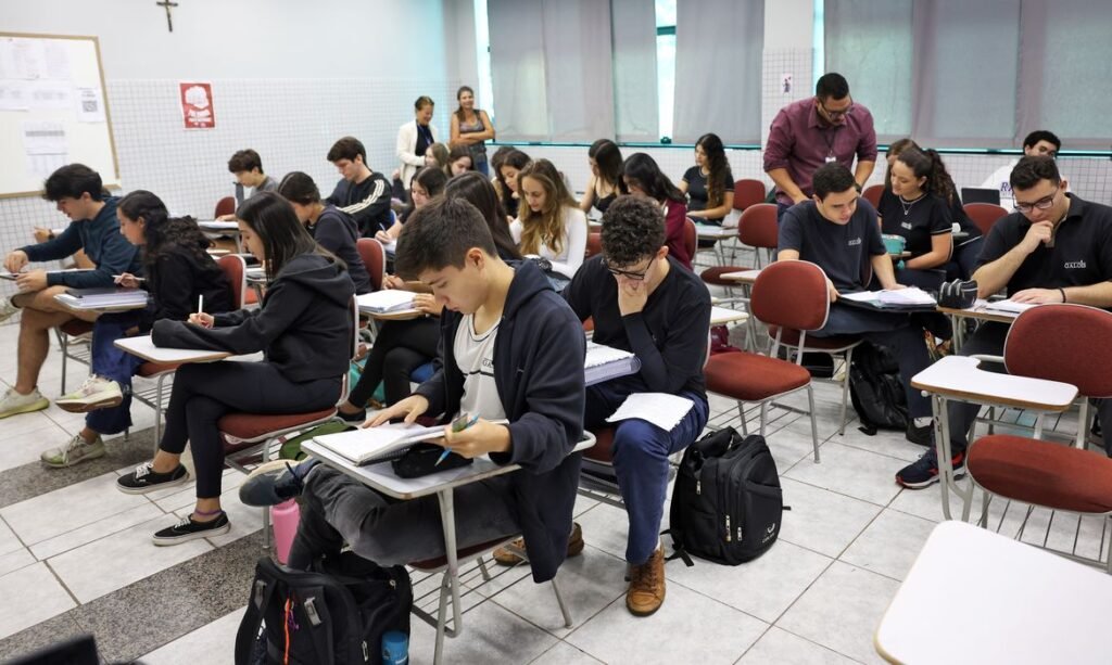 Bolsa Permanência Prouni: auxílio de R$ 700 mensais para estudantes integrais
