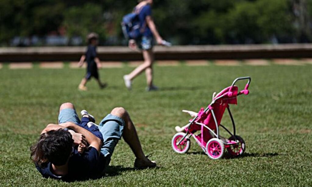 Brasileiros percebem menor presença paterna na criação de filhos, aponta estudo