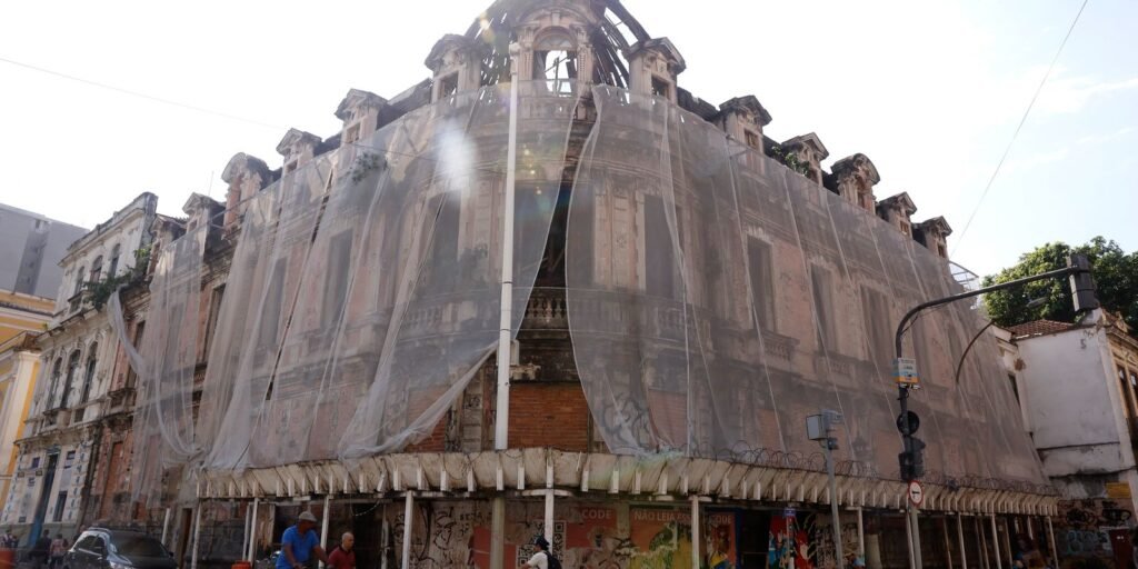Degradação e denúncias marcam o abandono do Palacete Imperial no centro do Rio desde 2008