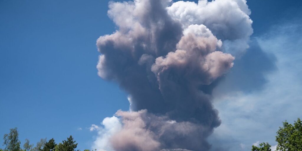 Erupção do Etna mantém aeroporto de Catânia fechado e causa transtornos na Itália