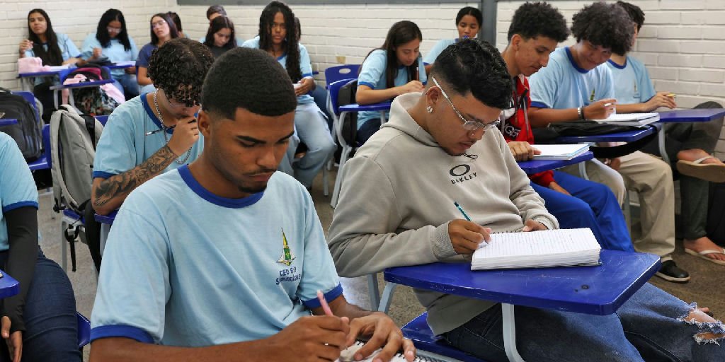 Estudantes nascidos em setembro e outubro recebem hoje quinta parcela de R$ 200 do Pé-de-meia