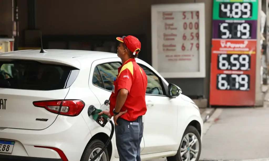 Etanol na gasolina a 32%: nova mistura gera debate sobre impactos em veículos e economia
