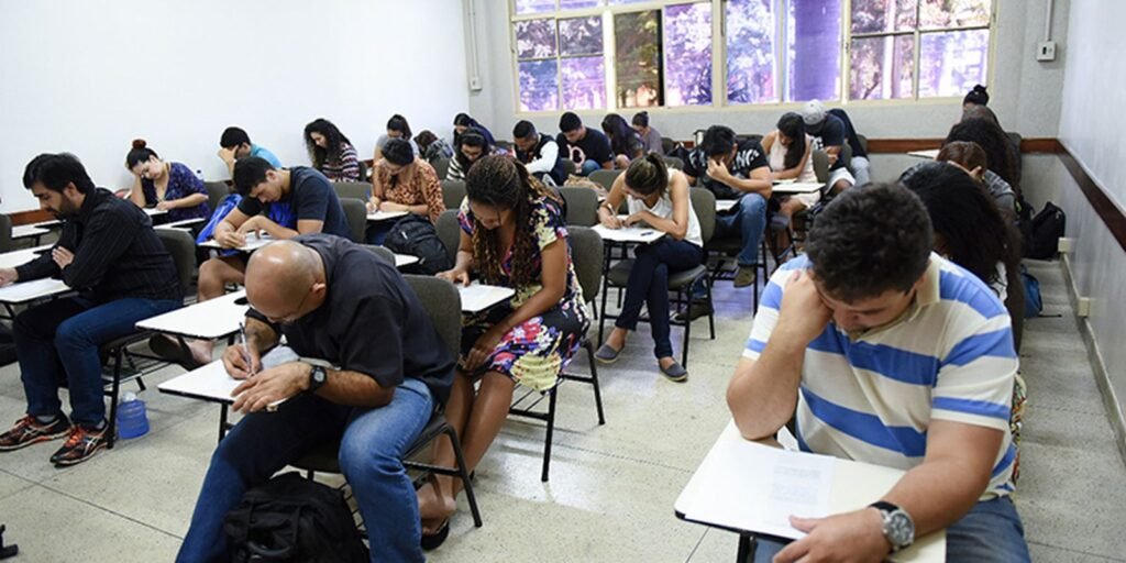 Exame Nacional para Certificação de Jovens e Adultos mobiliza o país neste domingo