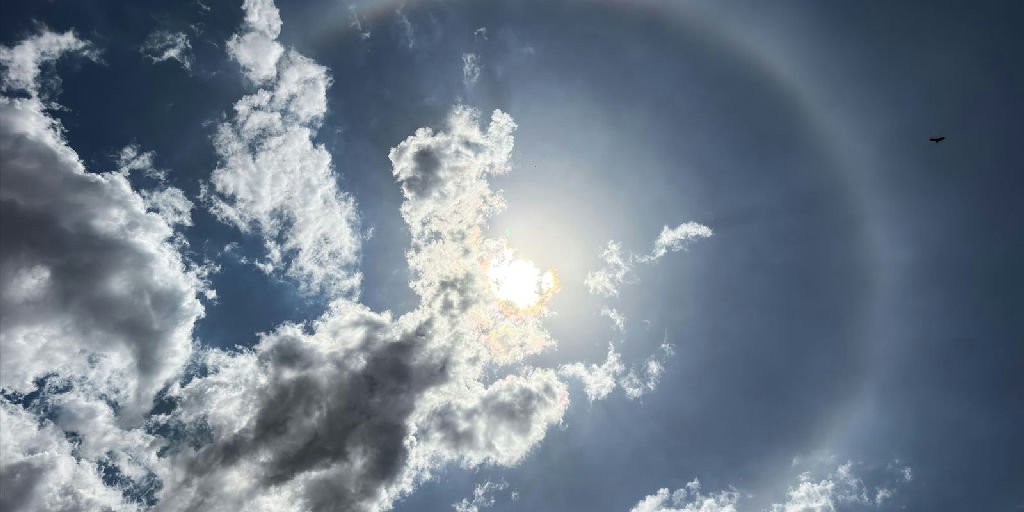 Halo solar encanta céus do Centro-oeste e especialista desmistifica relação com chuva