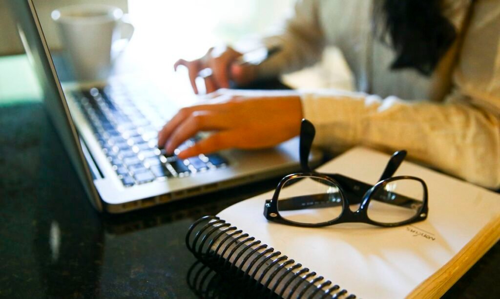 Mulheres dominam força de trabalho no seguro, mas enfrentam barreiras na liderança