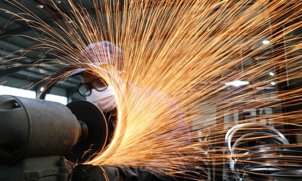 Produção industrial brasileira recua 1,8% em junho e acende alerta econômico