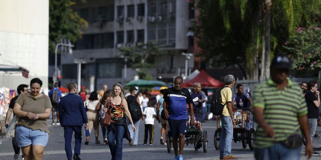 Ritmo de crescimento populacional do Brasil desacelera para 0,37% em 2026