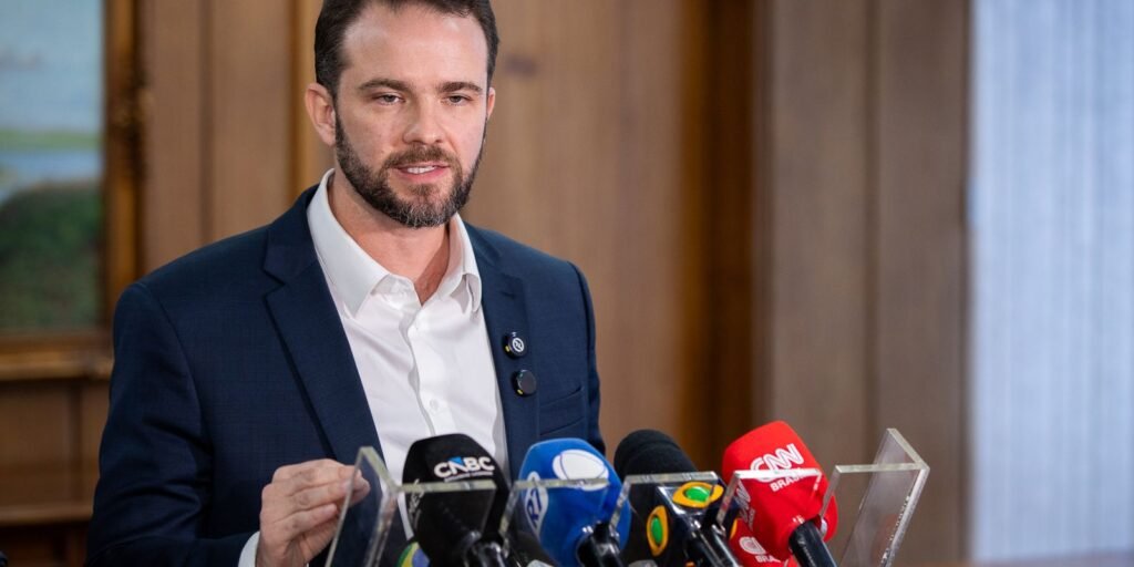 Salário mínimo deve subir para R$ 1.741 em 2027 com ganho real