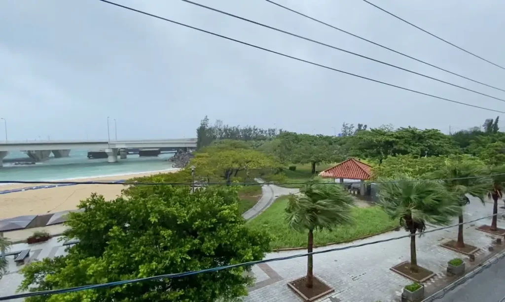 Tufão Dolphin: tempestades e inundações paralisam leste da China e Xangai