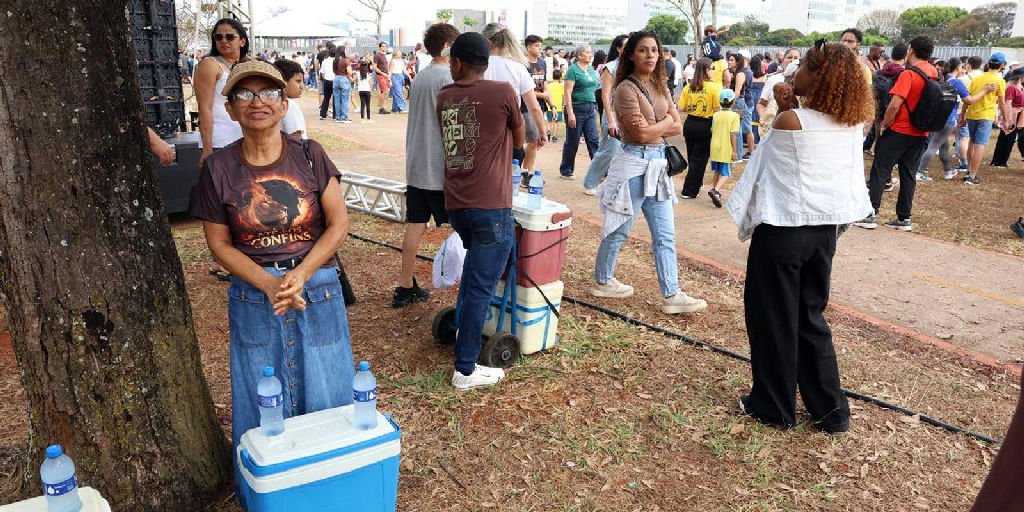 A batalha invisível dos ambulantes sob o sol do 7 de Setembro em Brasília