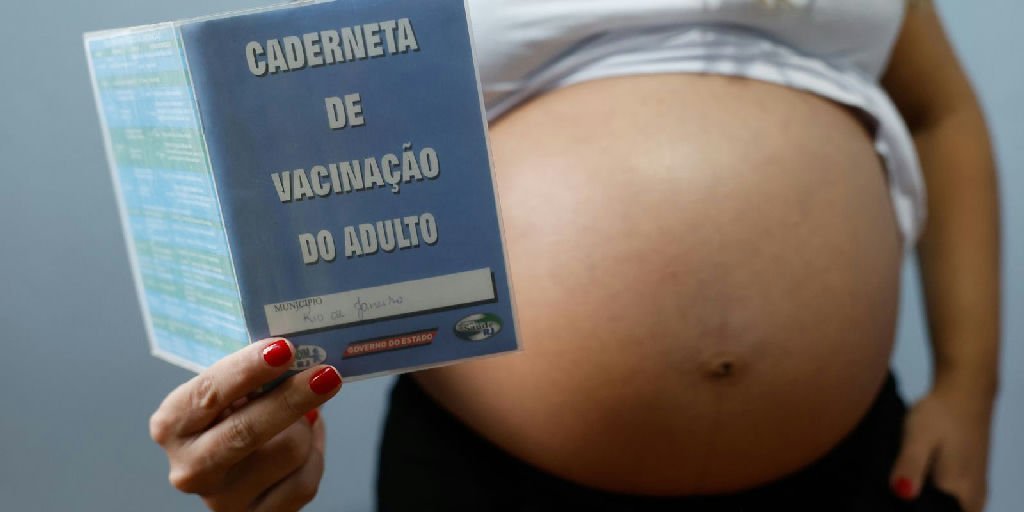 Baixa adesão à vacinação contra gripe e covid expõe gestantes a riscos graves no Brasil