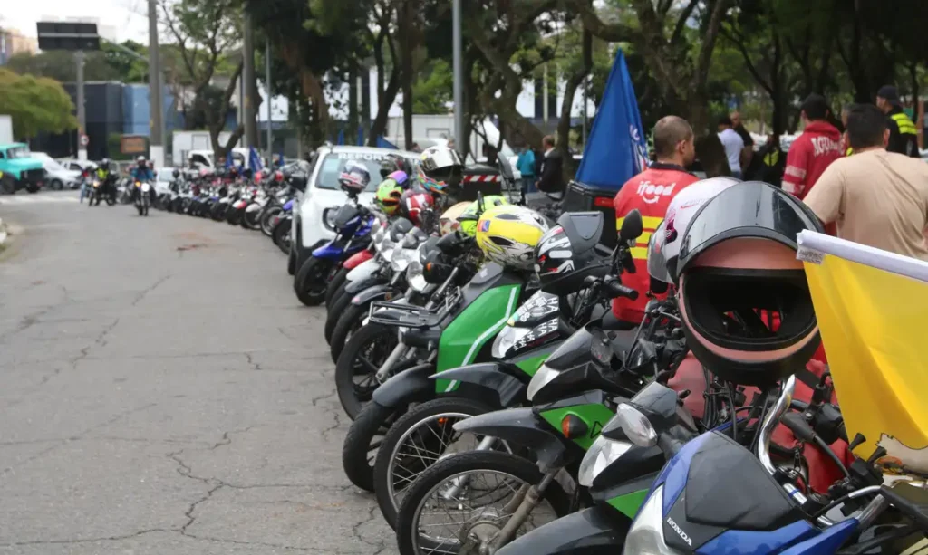 Baixa cobertura previdenciária expõe vulnerabilidade de motociclistas e motoristas de aplicativo