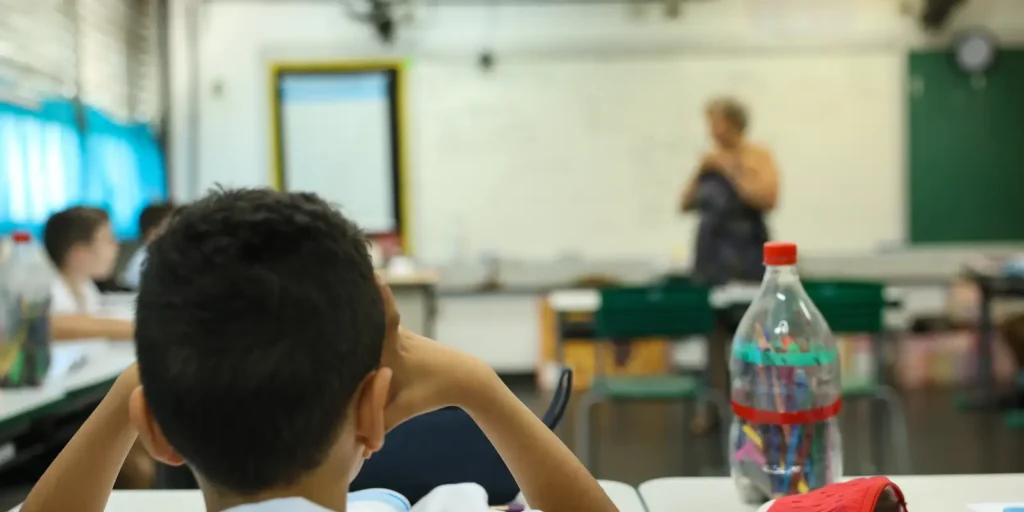 Brasil investe apenas um terço da média da OCDE por aluno na educação