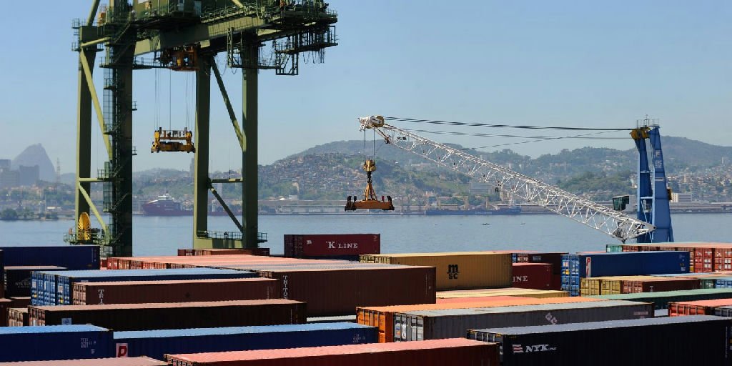 Comércio exterior brasileiro registra superávit de US$ 7,4 bilhões em agosto