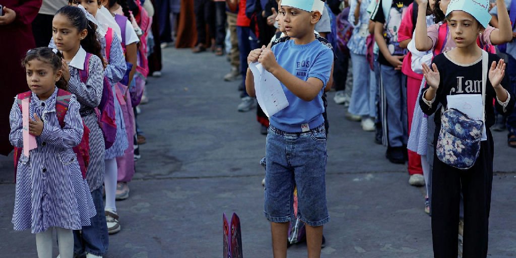 Crianças de Gaza retomam aulas presenciais em meio a desafios e escolas improvisadas