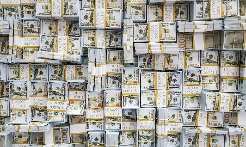 Dólar atinge maior patamar desde agosto e bolsa cai com pressão dos juros nos Estados Unidos