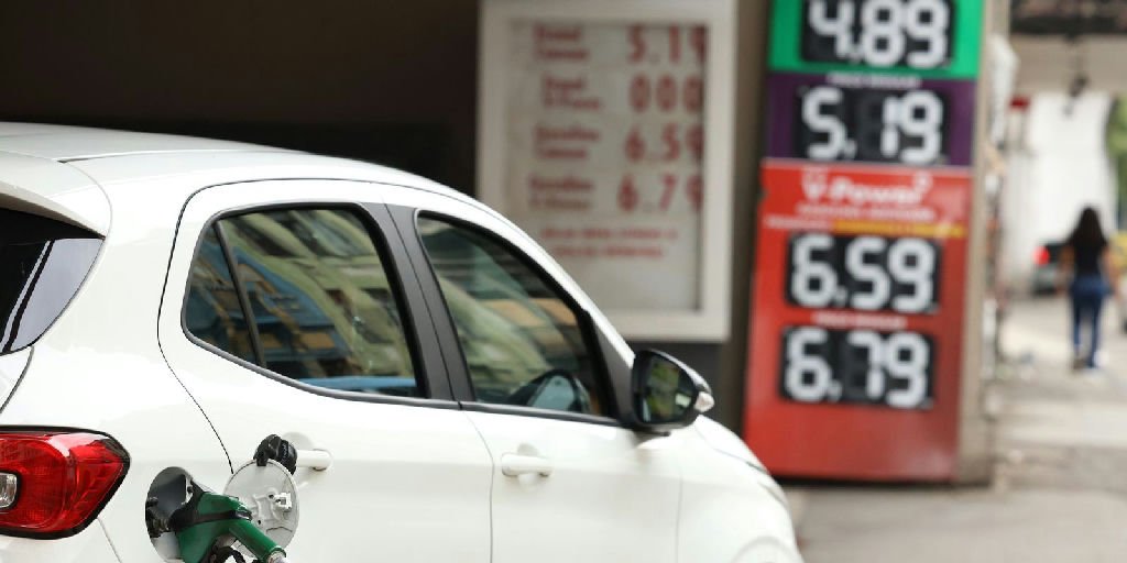 Governo federal anuncia pacote de R$ 7 bilhões para conter alta dos combustíveis