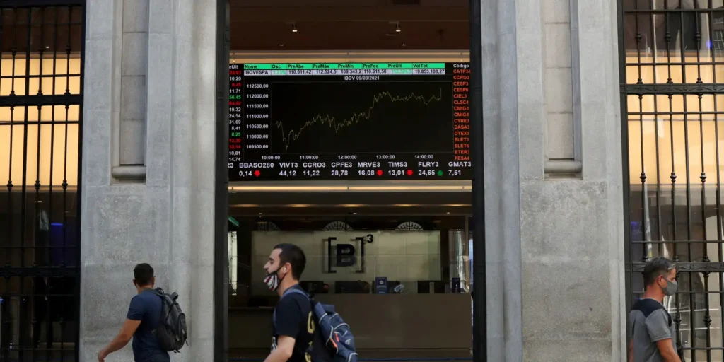 Ibovespa alcança maior patamar em quase quatro meses com salto do petróleo e recuo do dólar