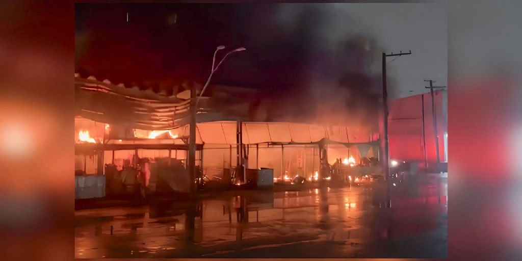 Incêndio destrói centenas de boxes no pavilhão de frutas da Ceagesp