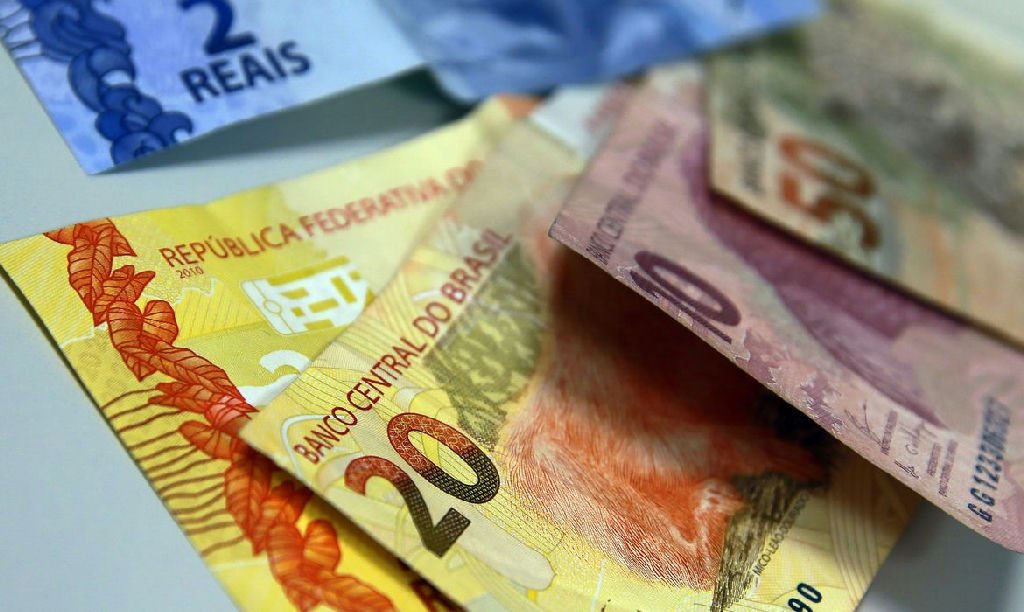Juros de famílias sobem a 61,7% e inadimplência atinge 6% em agosto, revela BC