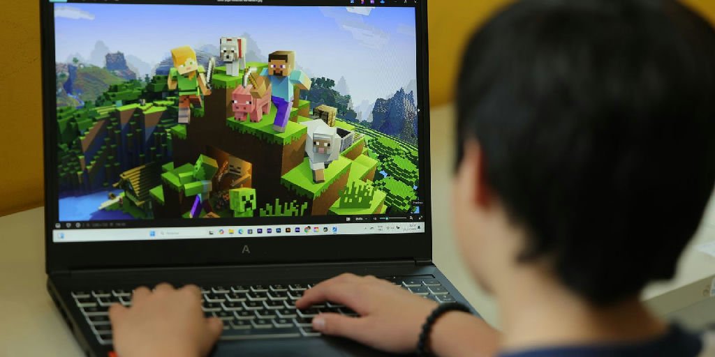 Oftalmologistas alertam: telas digitais reduzem o piscar e causam olho seco em crianças