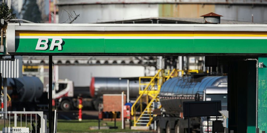 Subsídio governamental neutraliza aumento do diesel pela Petrobras em refinarias