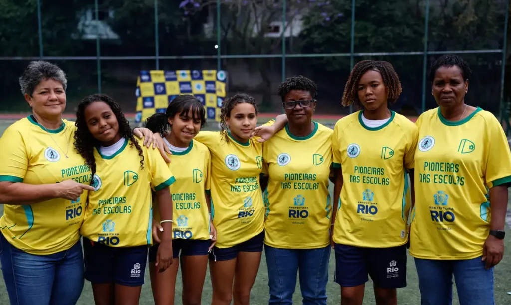 Escolas do Rio recebem ex-atletas da seleção para inspirar alunas no futebol