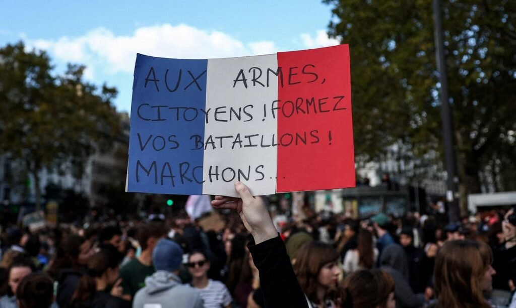 França mobiliza 70 mil policiais e fecha comércios neste sábado para conter protestos
