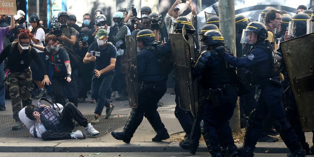 Protestos escolares na França ganham força com apoio de Greta Thunberg e acendem debate sobre polícia