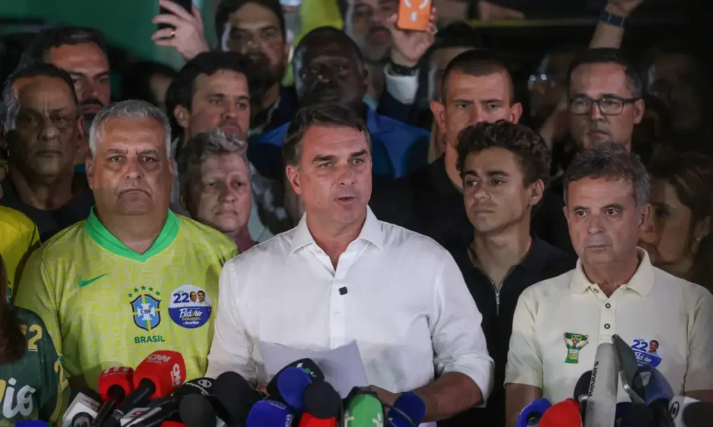 Senador Flávio Bolsonaro viaja ao Equador em voo privado após cruzar fronteira da Argentina com a família