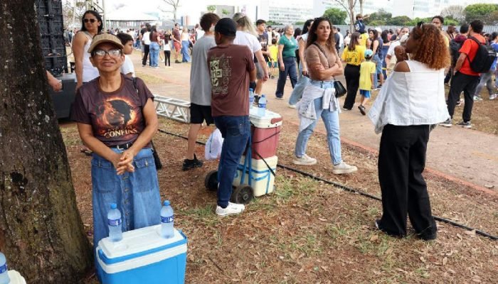 A batalha invisível dos ambulantes sob o sol do 7 de Setembro em Brasília