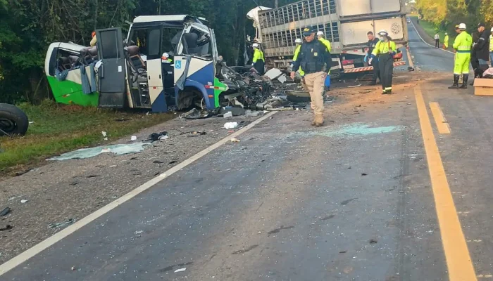 Acidente no Paraná: equipes removem corpos de 23 vítimas da Br-373