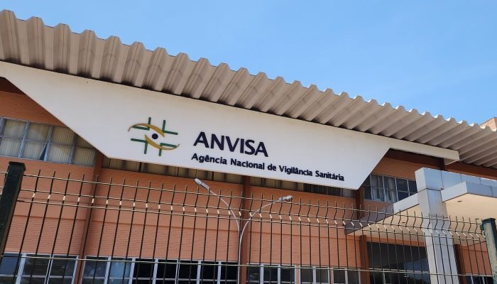 Anvisa proíbe fabricação e venda de cosméticos sem registro, alertando para riscos à saúde pública