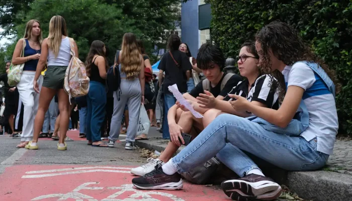 Avaliação Saeb 2025 revela recuperação no Brasil, mas desafios persistem na aprendizagem
