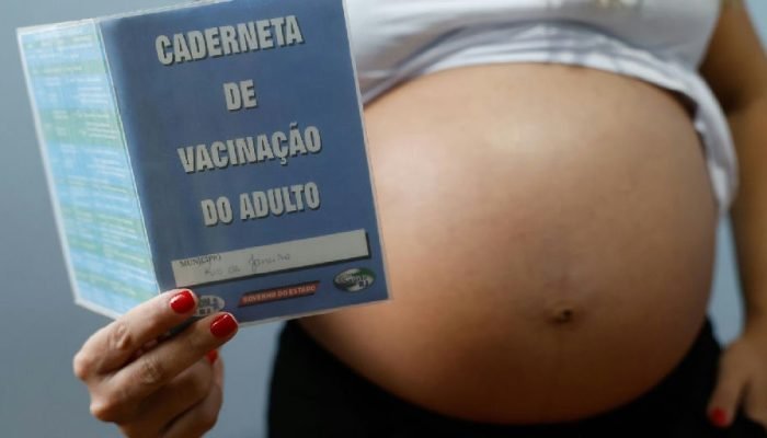 Baixa adesão à vacinação contra gripe e covid expõe gestantes a riscos graves no Brasil